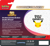 Pokémon GCC 30° Anniversario Collezione con Adesivi Lucario italiana con carta promozionale olografica Lucario, foglio di adesivi e tre buste dell'espansione celebrativa.