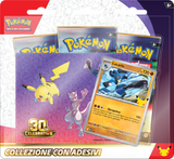 Pokémon GCC 30° Anniversario Collezione con Adesivi Lucario italiana con carta promozionale olografica Lucario, foglio di adesivi e tre buste dell'espansione celebrativa.